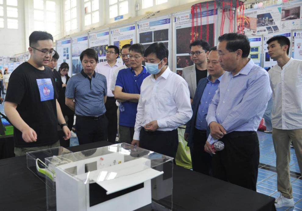 校领导参观“踏浪前行”毕业设计作品展