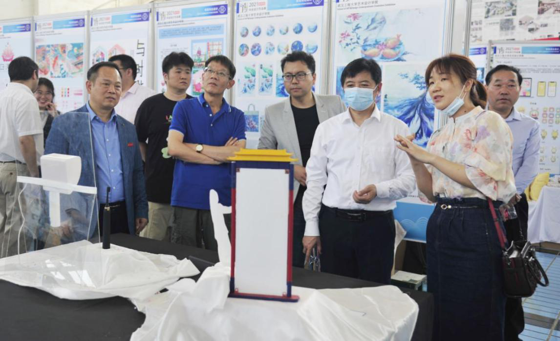 指导老师向校领导介绍员工作品